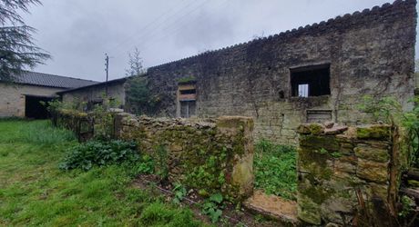 Vallée du lot Ouest- En campagne isolée ancienne ferme avec 29 ha attenants
