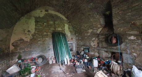 Vallée du lot Ouest- En campagne isolée ancienne ferme avec 29 ha attenants
