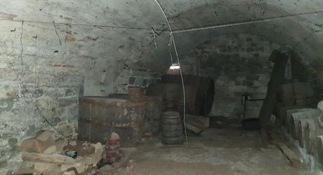 Vallée du lot Ouest- En campagne isolée ancienne ferme avec 29 ha attenants