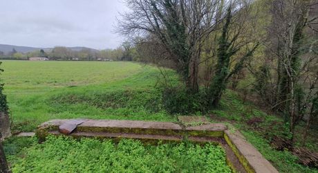 Vallée du lot Ouest- En campagne isolée ancienne ferme avec 29 ha attenants