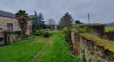 Vallée du lot Ouest- En campagne isolée ancienne ferme avec 29 ha attenants