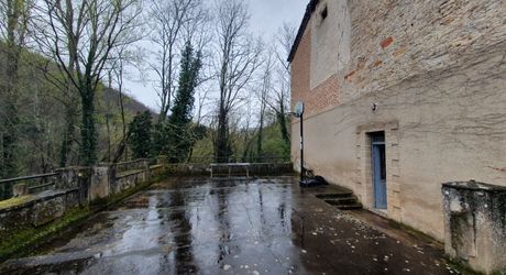 Vallée du lot Ouest- En campagne isolée ancienne ferme avec 29 ha attenants