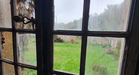 Vallée du lot Ouest- En campagne isolée ancienne ferme avec 29 ha attenants