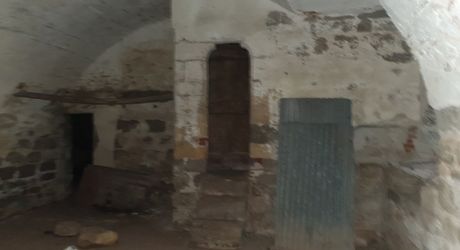 Vallée du lot Ouest- En campagne isolée ancienne ferme avec 29 ha attenants