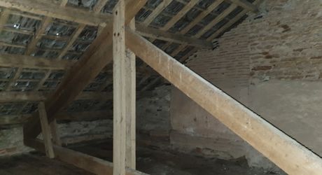 Vallée du lot Ouest- En campagne isolée ancienne ferme avec 29 ha attenants