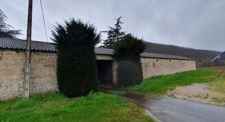 Vallée du lot Ouest- En campagne isolée ancienne ferme avec 29 ha attenants