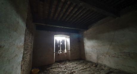 Vallée du lot Ouest- En campagne isolée ancienne ferme avec 29 ha attenants