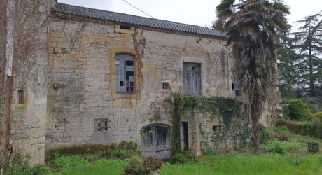 Vallée du lot Ouest- En campagne isolée ancienne ferme avec 29 ha attenants