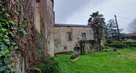 Vallée du lot Ouest- En campagne isolée ancienne ferme avec 29 ha attenants