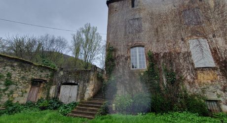 Vallée du lot Ouest- En campagne isolée ancienne ferme avec 29 ha attenants