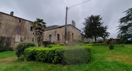 Vallée du lot Ouest- En campagne isolée ancienne ferme avec 29 ha attenants
