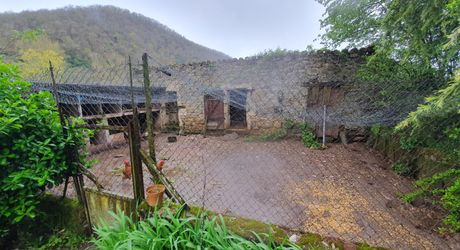 Vallée du lot Ouest- En campagne isolée ancienne ferme avec 29 ha attenants