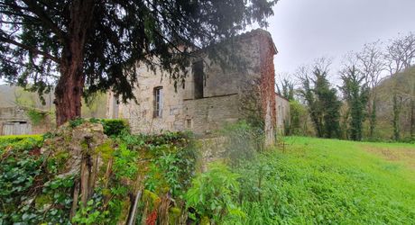 Vallée du lot Ouest- En campagne isolée ancienne ferme avec 29 ha attenants