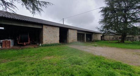 Vallée du lot Ouest- En campagne isolée ancienne ferme avec 29 ha attenants