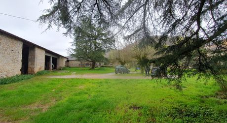 Vallée du lot Ouest- En campagne isolée ancienne ferme avec 29 ha attenants