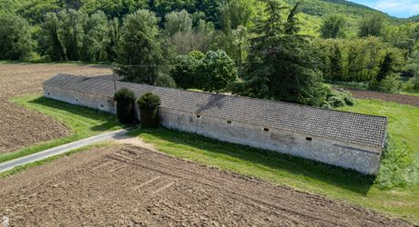Vallée du lot Ouest- En campagne isolée ancienne ferme avec 29 ha attenants