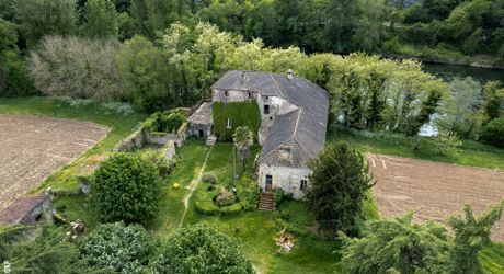 Vallée du lot Ouest- En campagne isolée ancienne ferme avec 29 ha attenants