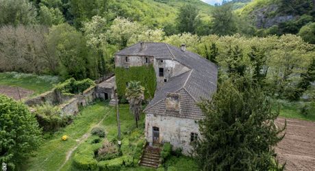 Vallée du lot Ouest- En campagne isolée ancienne ferme avec 29 ha attenants