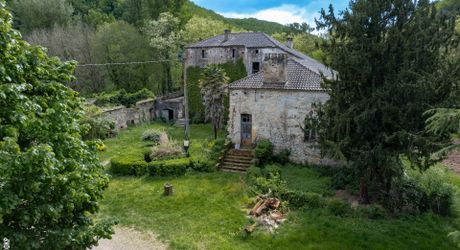 Vallée du lot Ouest- En campagne isolée ancienne ferme avec 29 ha attenants