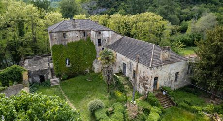 Vallée du lot Ouest- En campagne isolée ancienne ferme avec 29 ha attenants