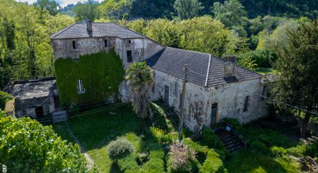 Vallée du lot Ouest- En campagne isolée ancienne ferme avec 29 ha attenants