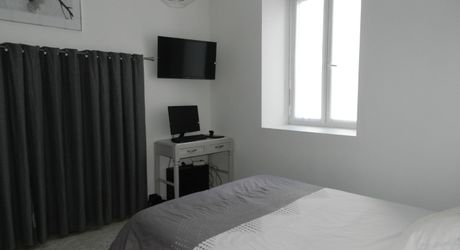 À vendre Gramat – Centre-ville à pied – Belle maison rénovée offrant une vie de plain-pied, 3 chambres, jardin, garage.