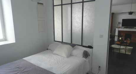 À vendre Gramat – Centre-ville à pied – Belle maison rénovée offrant une vie de plain-pied, 3 chambres, jardin, garage.