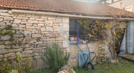 À vendre Gramat – Centre-ville à pied – Belle maison rénovée offrant une vie de plain-pied, 3 chambres, jardin, garage.