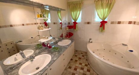 A vendre secteur Gramat, contemporaine de 2006 type 4, jardin de 1 501 m² avec piscine