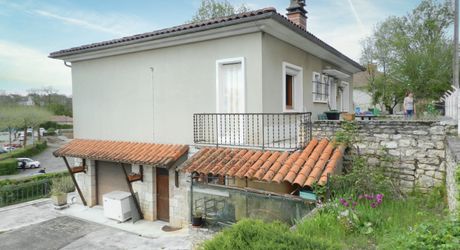 A vendre Gramat centre, maison type 6 à rénover, terrain 1 706 m²