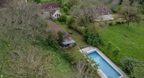 Propriété de caractère en pierres composée d'une maison d'habitation et d'une grange sur enclos de 1205 M² avec piscine
