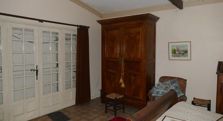 A vendre proche rivière Dordogne, grande maison en pierre, dépendances, terrain 2 hectares, secteur VAYRAC  