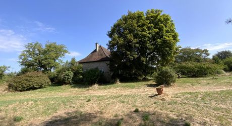 A vendre proche rivière Dordogne, grande maison en pierre, dépendances, terrain 2 hectares, secteur VAYRAC  