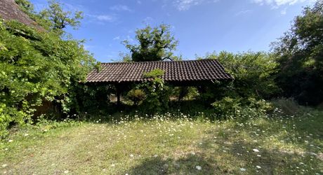 A vendre proche rivière Dordogne, grande maison en pierre, dépendances, terrain 2 hectares, secteur VAYRAC  