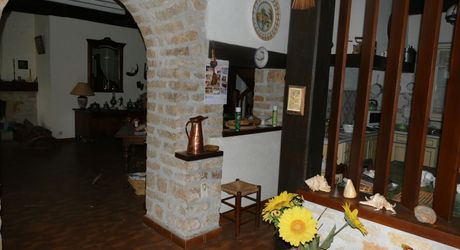 A vendre proche rivière Dordogne, grande maison en pierre, dépendances, terrain 2 hectares, secteur VAYRAC  