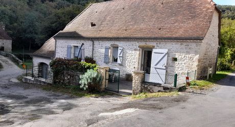 A vendre Rocamadour, maison T4 en pierre entièrement restaurée, terrain 2 513 m² bordé par ruisseau.