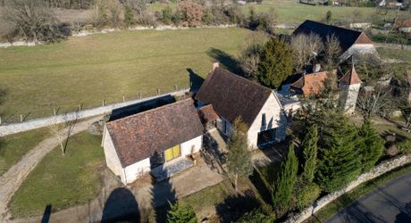 Characteristic stone building close to shops on over 3,000m² of land  