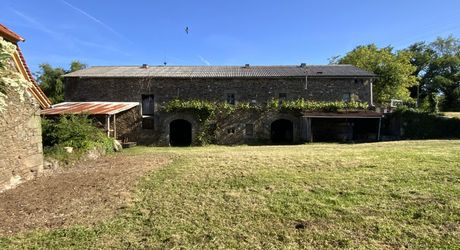  For sale in the Lacapelle Marival area, beautiful farmhouse to restore with great potential.