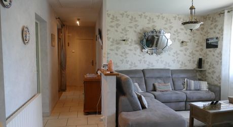 For sale, in the Biars sur Cère area, in a peaceful setting with all amenities within walking distance, lovely property comprising a house, swimming pool, outbuildings, set in 2571 m² of land.