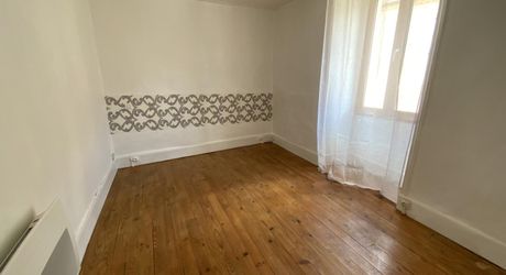 A louer maison en pierre, 2 chambres, poêle a bois et terrains