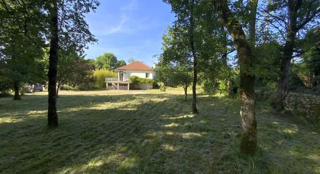 A vendre secteur GRAMAT, 1ère périphérie, pavillon de 1965 rénové, 3 chambres, terrain 2630 m².