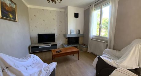 A vendre secteur GRAMAT, 1ère périphérie, pavillon de 1965 rénové, 3 chambres, terrain 2630 m².