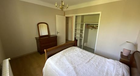 A vendre secteur GRAMAT, 1ère périphérie, pavillon de 1965 rénové, 3 chambres, terrain 2630 m².