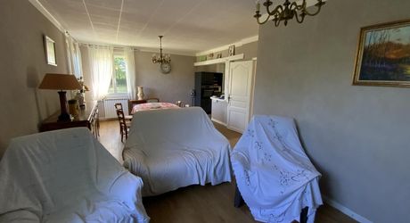 A vendre secteur GRAMAT, 1ère périphérie, pavillon de 1965 rénové, 3 chambres, terrain 2630 m².