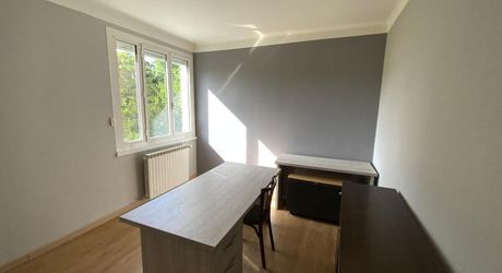 A vendre secteur GRAMAT, 1ère périphérie, pavillon de 1965 rénové, 3 chambres, terrain 2630 m².