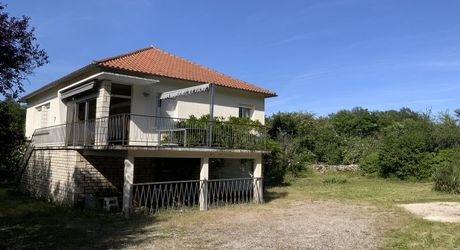 A vendre secteur GRAMAT, 1ère périphérie, pavillon de 1965 rénové, 3 chambres, terrain 2630 m².
