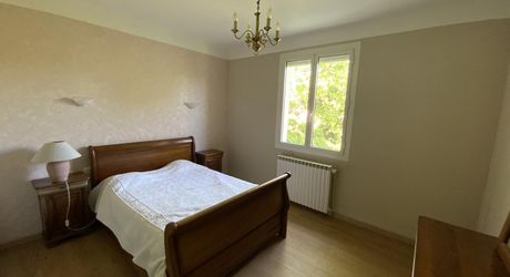 A vendre secteur GRAMAT, 1ère périphérie, pavillon de 1965 rénové, 3 chambres, terrain 2630 m².