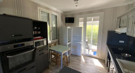 A vendre secteur GRAMAT, 1ère périphérie, pavillon de 1965 rénové, 3 chambres, terrain 2630 m².