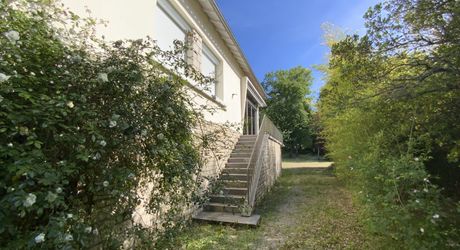A vendre secteur GRAMAT, 1ère périphérie, pavillon de 1965 rénové, 3 chambres, terrain 2630 m².