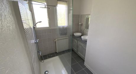 A vendre secteur GRAMAT, 1ère périphérie, pavillon de 1965 rénové, 3 chambres, terrain 2630 m².